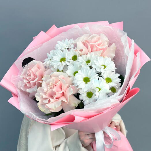 Букет Весенний рассвет S из ажурных розовых роз и белой ромашковидной хризантемы