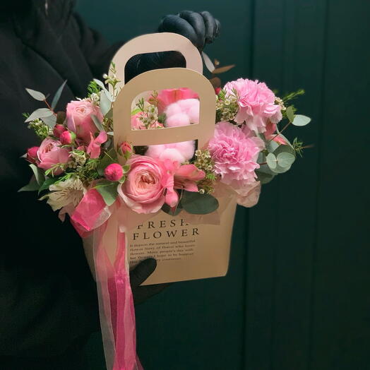 Кустовые пион розы Сильва Пинк с диантусом, хлопком в сумочке Fresh Flower 24см