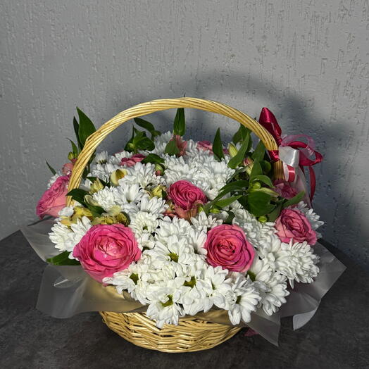 Корзина c хризантемами и розовыми розами