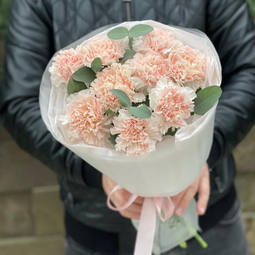 Букет из персиковых диантусов и эвкалипта