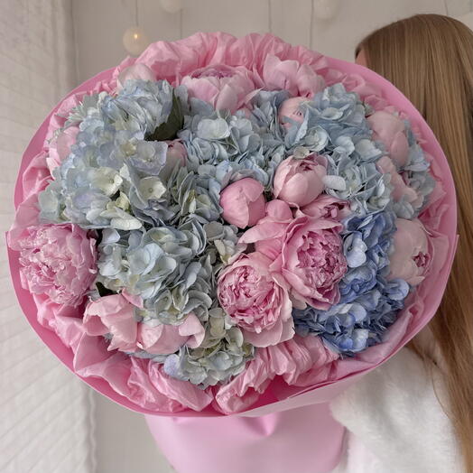 Дофаминовый букет: голубая гортензия, пионы в дизайнерской упаковке 💓 Размер L