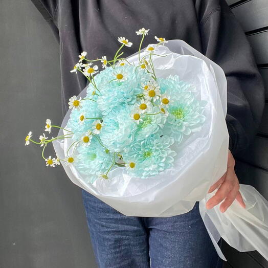 Мятный букет из хризантем и ромашек