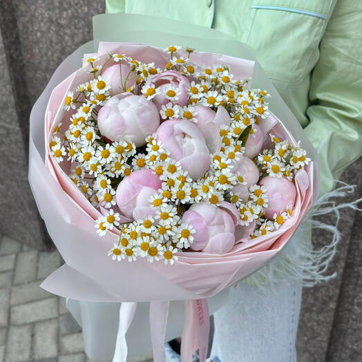 букет пионы и матрикария