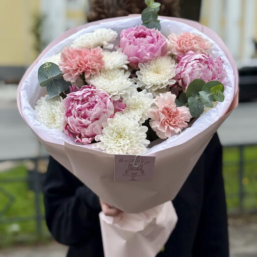Нежный микс букет с пионами