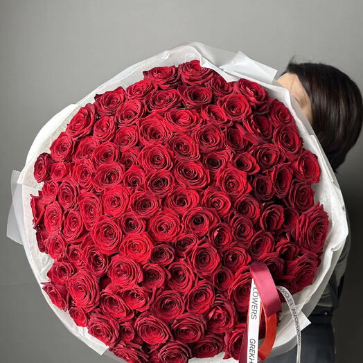 самый желанный букет из 101 красной розы в минималистичной упаковке♥️