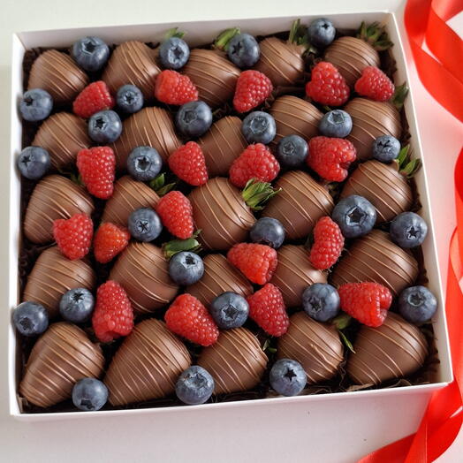 Chocolate-covered strawberries with berries "Berry cocktail"