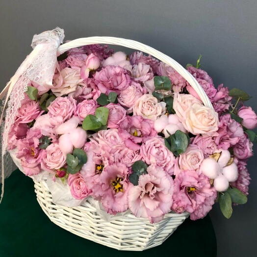 Корзина с пионовидными розами леди, и хлопком
