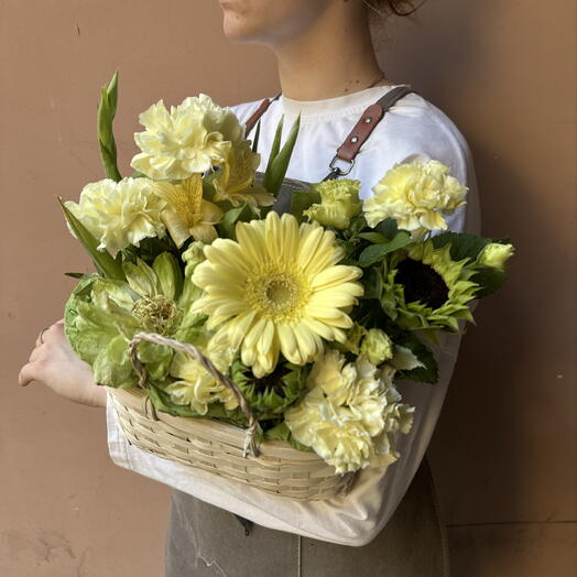 Корзина «» (Гербера, Роза Вегги, малина, диантусы и зелень)