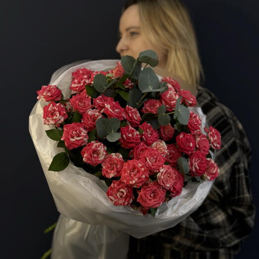 🌹 Букет пышный из 9 кустовых роз в нежно-белой упаковке
