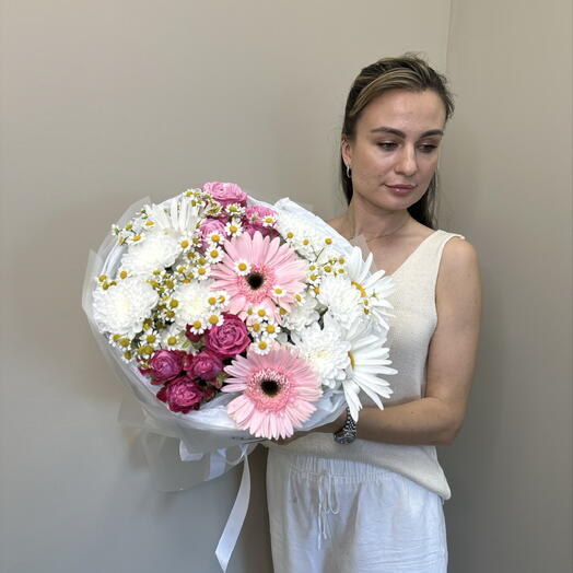 Зефирный букет с герберами, хризантемами, танацетумом и кустовой розой