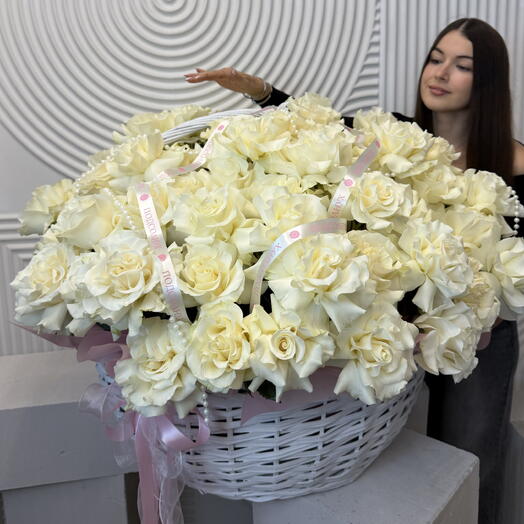Корзина из 101 вывернутой белой розы