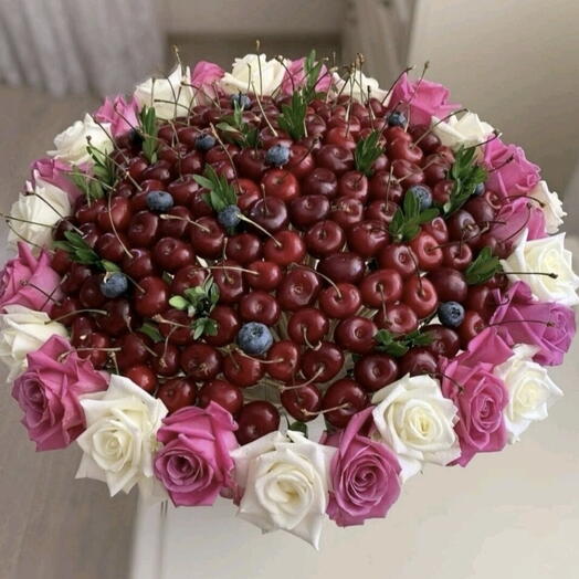 Букет из яркий роз и черешни