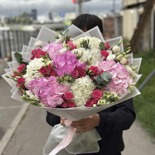 Букет из кустовых роз,гортензии и эустомы
