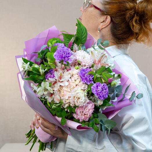 Нежный букет из гортензии, эустомы и лунных гвоздик