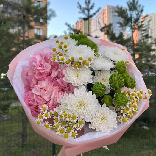 Букет "Ромашка с гортензией"