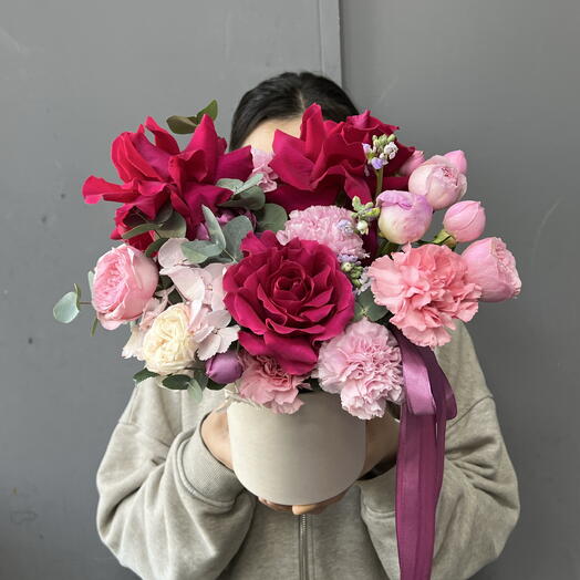 Яркая композиция в шляпной коробке с французскими розами 🌹