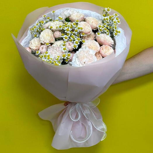 Нежный букет с пионовидной розой, гвоздикой и ромашками