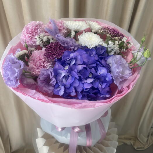 Букет с лавандовой эустомой, гортензией, диантусами и хризантемой 💜