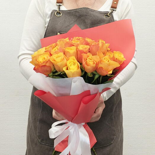Букет из 25 оранжевых роз в оранжевой упаковке
