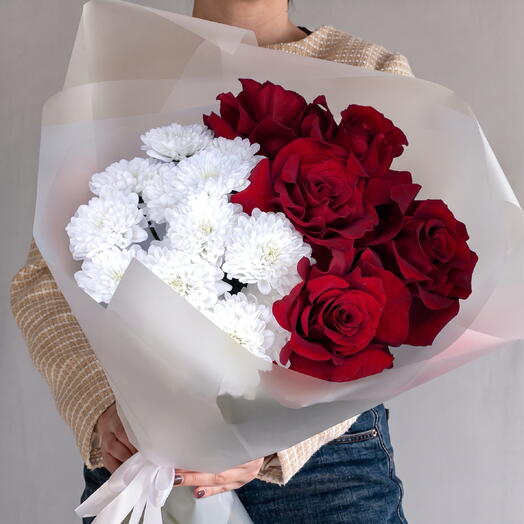 Нежный букет из красной розы Эксплорер и Хризантемы Алтай💐