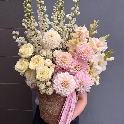 Корзина из сезонных цветов