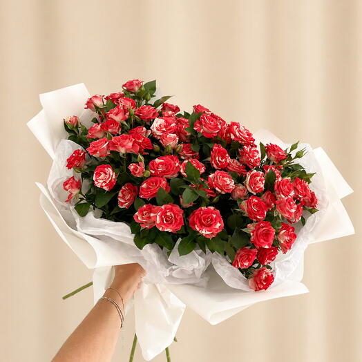 Букет из 9 ярких кустовых роз