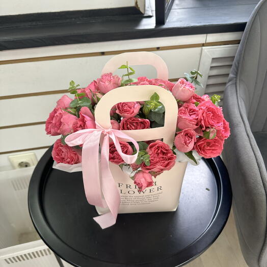 Кустовые розы в сумочке 💘