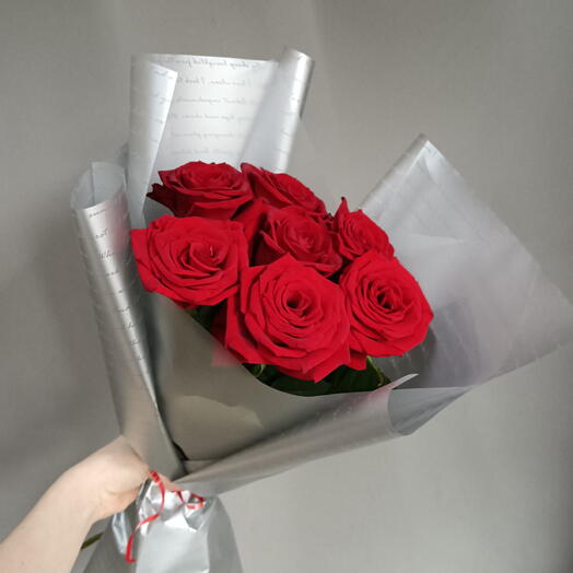 7 красных роз 🌹