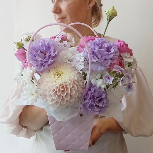 Розы с георгином и эустомой в сумочке