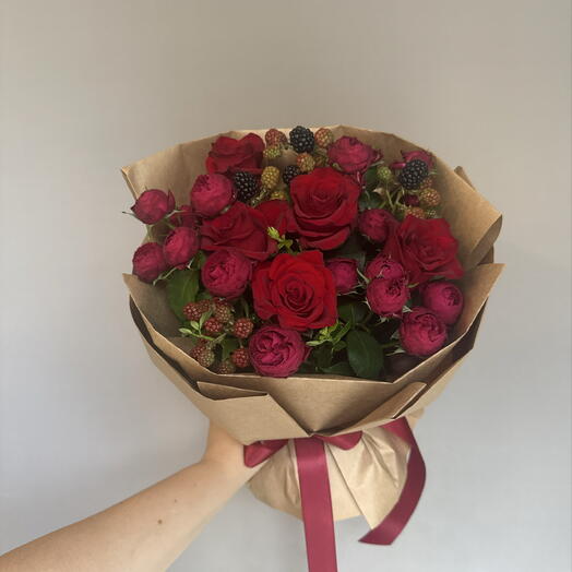Розы с ежевикой