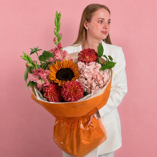 Сборный букет с подсолнухом