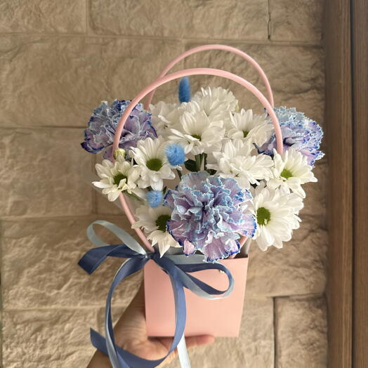 Композиция с радужной гвоздикой
