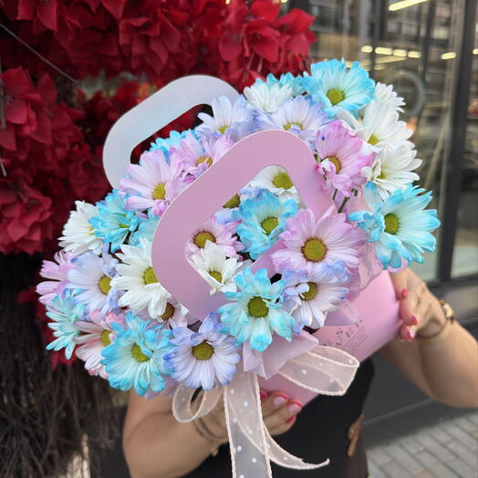 Дофаминовая композиция ромашек в стильной сумочке 🌸