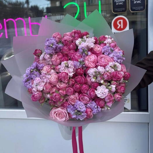 Яркий микс из роз и маттиолы
