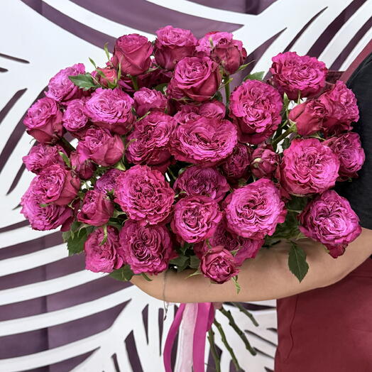 Букет с шикарной,пионовидной кустовой розой💕