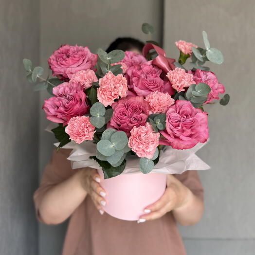 Цветы в коробке 🌸 пионовидные розы и диантусы