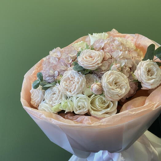 Розы кустовые , гортензия и эустома