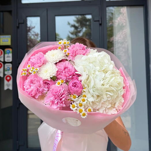 Авторский букет Mouse Flowers:Диантус/ Кустовая роста вместе Баблс/Матрикария/Гортензия/Хризантемы Алтай