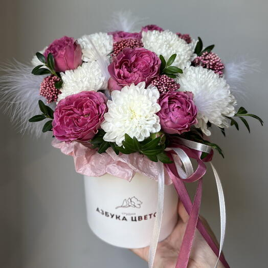 Коробка с цветами и кустовыми розовыми розами 🌸️