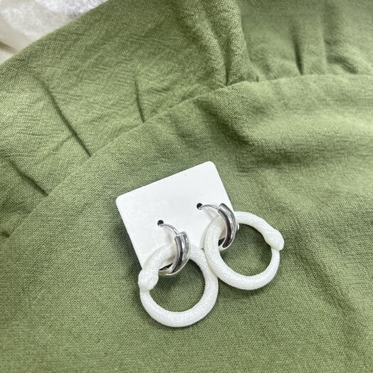 Серьги Змейка белые