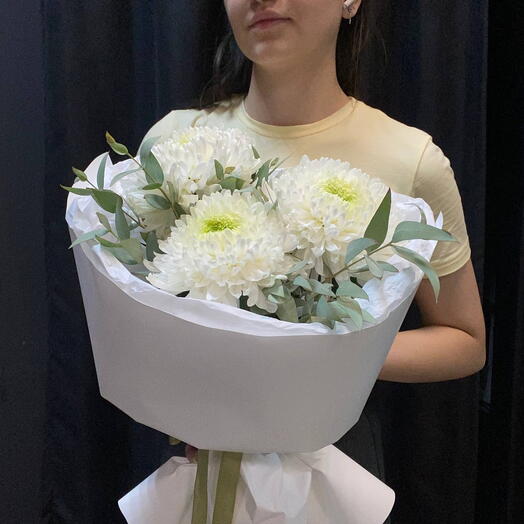 Букет из одноголовых хризантем Магнум и эвкалипта