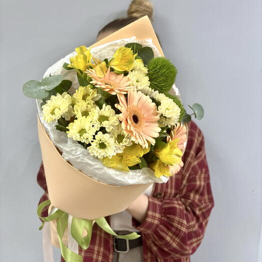 Сборный букет из кремовых гермини