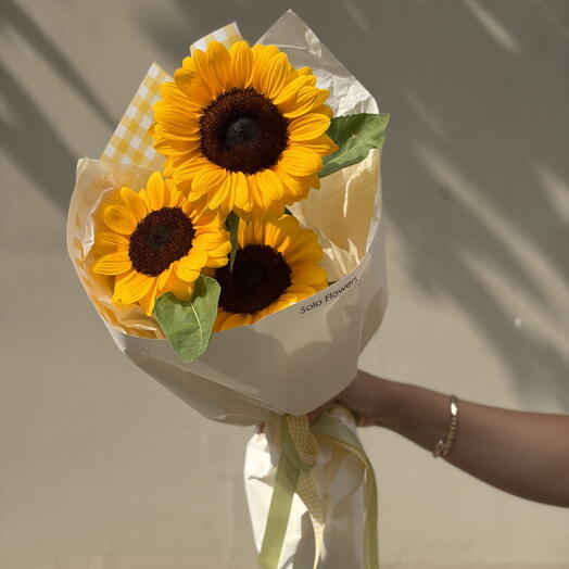 The bouquet of 3 Sunflowers
