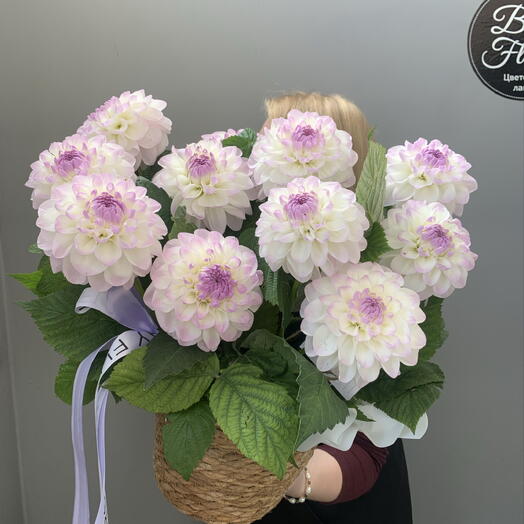 Композиция в корзине с георгинами