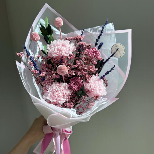 Букет из стабилизированных цветов с гвоздикой 🌸