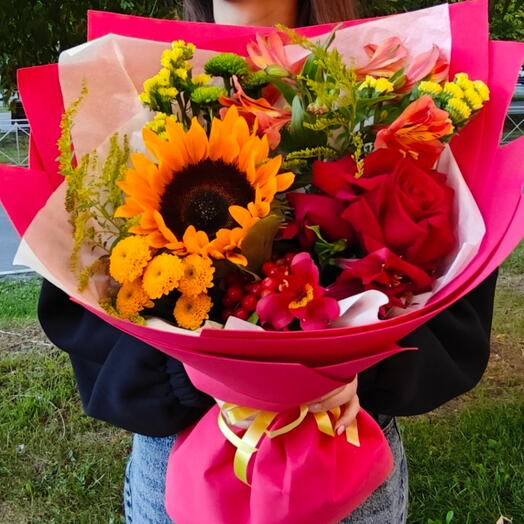 Букет с подсолнухом 🌻, альстромерией, французской розой и кустовой хризантемой от Цветочной студии Сантини
