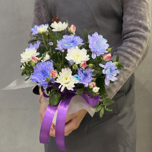 Комплимент в стакане из кустовой розы, хризантем и фисташки