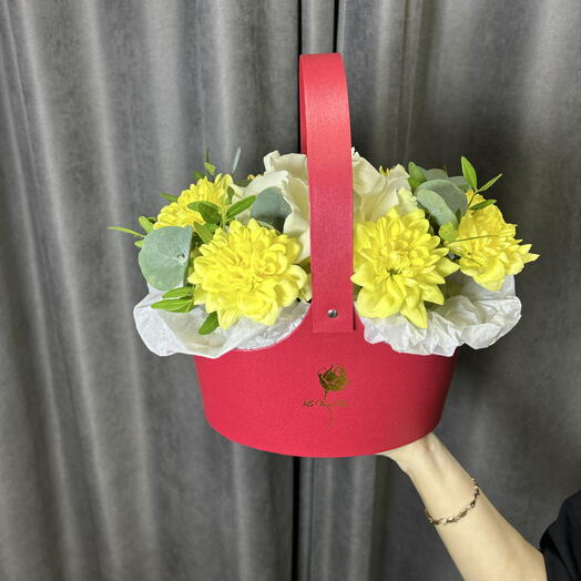 Композиция в красной коробке