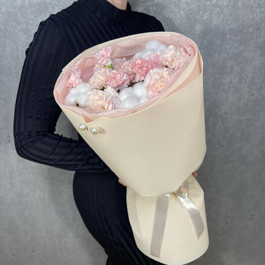 Нежный букет с диантусом и хлопком