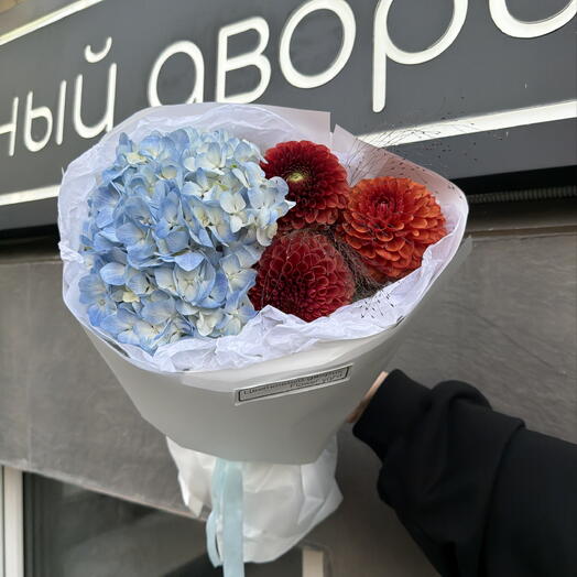 Гортензия голубая и георгины 🩵